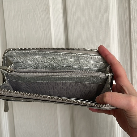 Michael Kors Long Wallet EUC - Picture 8 of 8